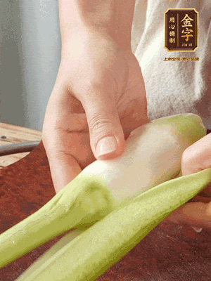 茭白去皮切絲，下鍋稍稍汆燙一下瀝干。