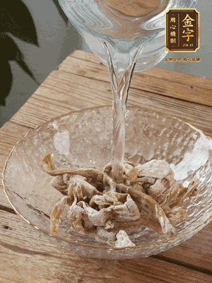 筍干提前泡發(fā)1晚切段，冬瓜去皮切塊。