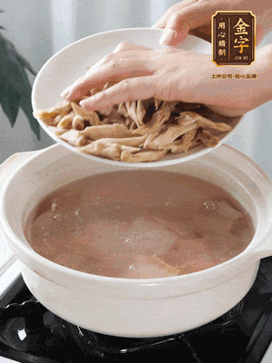 再下筍干段，加水、少許黃酒中火燉煮15分鐘。