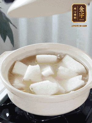 最后下冬瓜繼續(xù)燉煮10分鐘，撒上蔥花點(diǎn)綴。