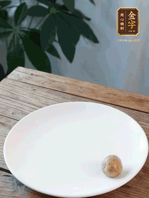 做水油皮、油酥 將油皮材料放入料盆中，加100ml水?dāng)嚢璩裳┗ㄆ瑺?。在案板上反?fù)揉搓成有一定筋度的光潔面團(tuán)，搓成14個(gè)團(tuán)子。
