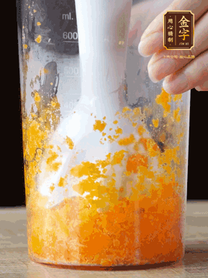 加玉米油、水怡、水揉搓成細膩的面團。松弛半小時后，分成37g一個