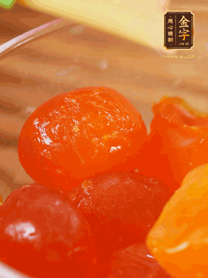 咸蛋黃噴白酒，170℃烤10分鐘。打碎過篩