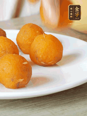 融化的黃油、芝士粉攪勻，加糖粉、蛋液、淡奶油、咸蛋黃攪勻，再加入玉米淀粉、奶粉拌勻，用不粘鍋炒至抱團