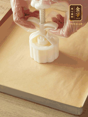 取一個面團，捏扁，中間厚，四周薄?；⒖谕贤疲钡绞湛?，把餅胚放入模具里，壓2-3下