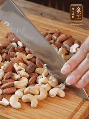 熟堅果切成大顆粒，加入杏仁片、白芝麻、火腿絲、熟糯米粉、玫瑰花醬、花生油、水怡攪拌均勻，捏成52g一個的小球