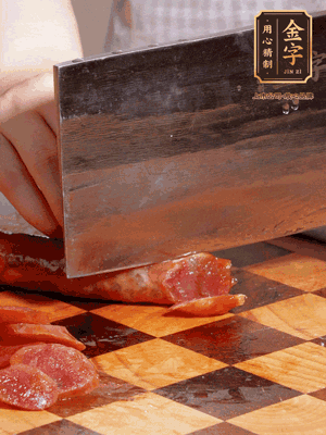 金字香腸煮熟，切片
