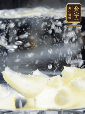 燒開一鍋水，甜豆米、百合燙10秒