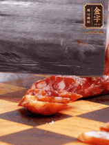 處理食材：香腸切片，土豆切塊、胡蘿卜切丁、豆角切段