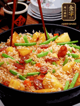 加水，沒過大部分食材。把瀝干水分的米飯均勻地鋪在上面，筷子戳幾個洞