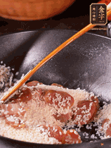 咸肉香腸下鍋煸出油脂香味，倒入洗凈的大米攪拌