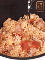 一起放入電飯鍋，加入剛好沒過食材的水。