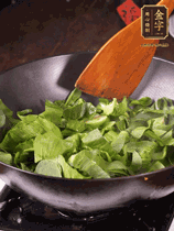 上海青切碎，用豬油炒到半熟