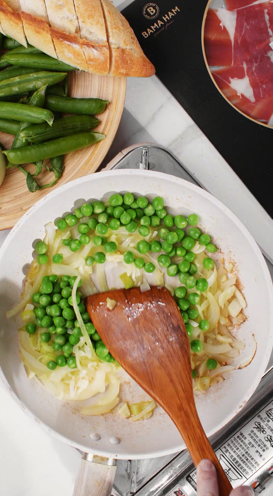 鍋中放入黃油融化，加入洋蔥絲、大蔥蔥白絲、蒜末翻炒變軟出香味。加入剛剛汆燙冰鎮(zhèn)后的豌豆，取出一點點待會擺盤裝飾用。加一點鹽 (和黑胡椒) 調(diào)味。