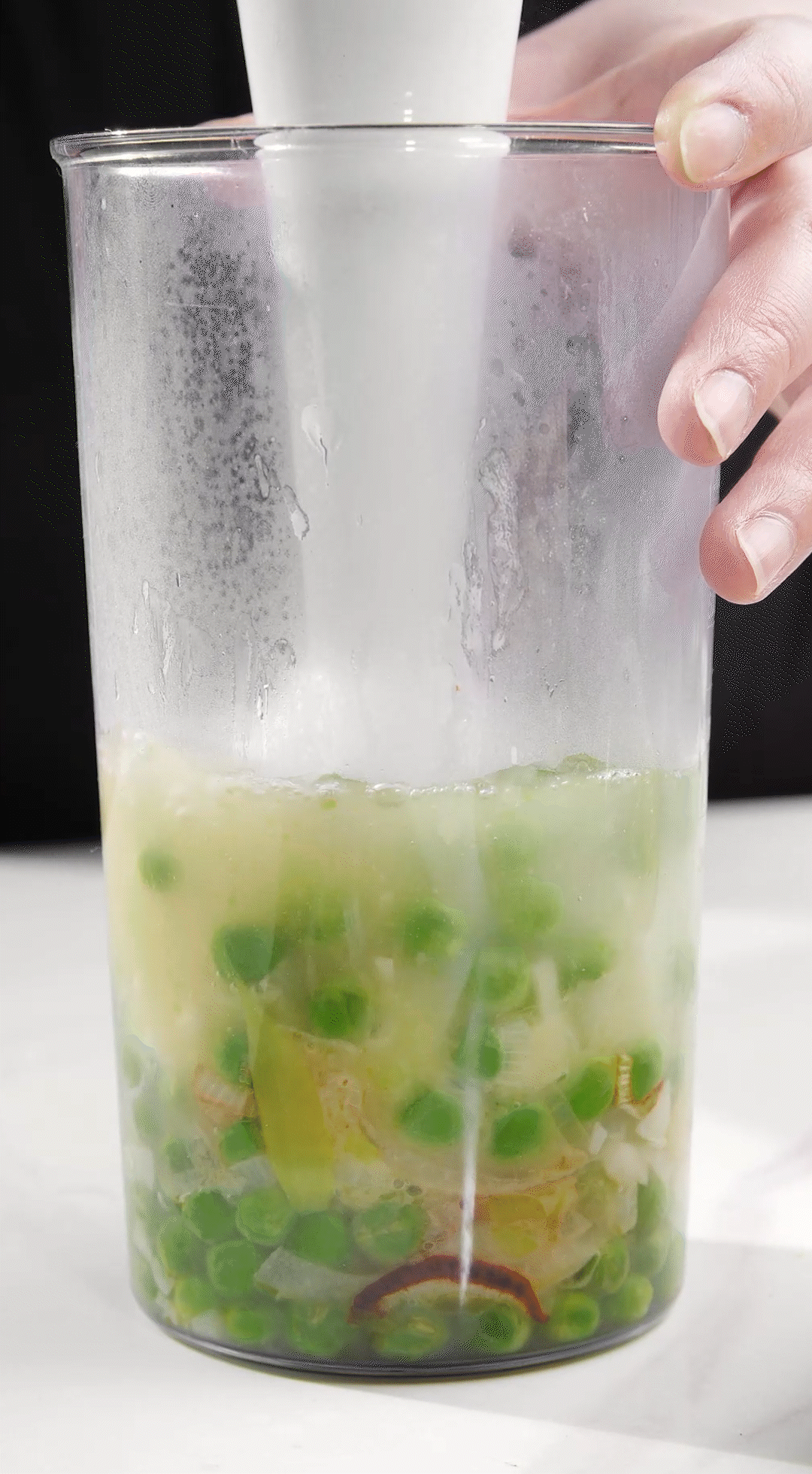 炒好的蔬菜+高湯或熱水，倒入破壁機攪打細膩絲滑即可。