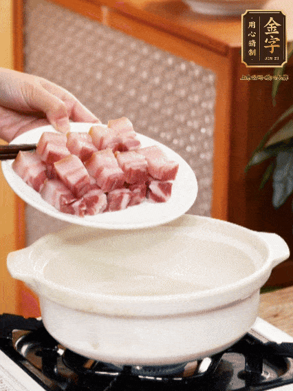 鍋內(nèi)倒油，下咸肉微微煸炒，再放排骨炒一下