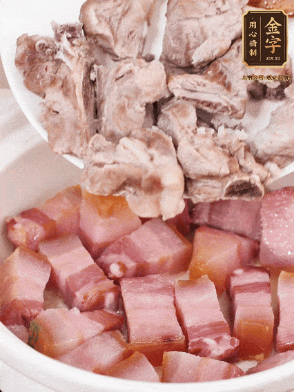 倒入開水燉煮，大火燒開后轉(zhuǎn)小火