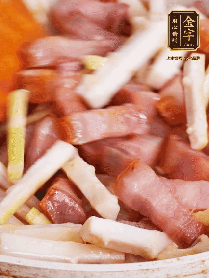 少許油煸香咸肉，下春筍翻炒均勻