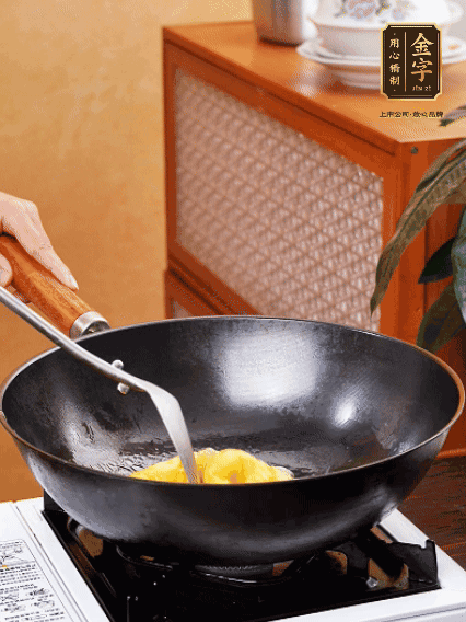 熱油，下雞蛋液煎好，盛出備用