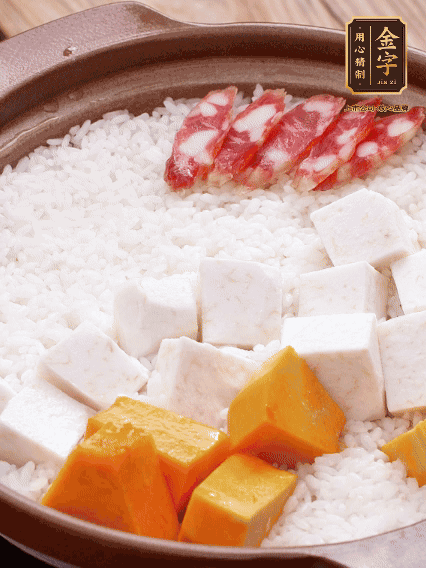 砂鍋涂油，放入泡好的大米。鋪上芋頭、南瓜，倒入開水剛好沒(méi)過(guò)，中火煮到水收干