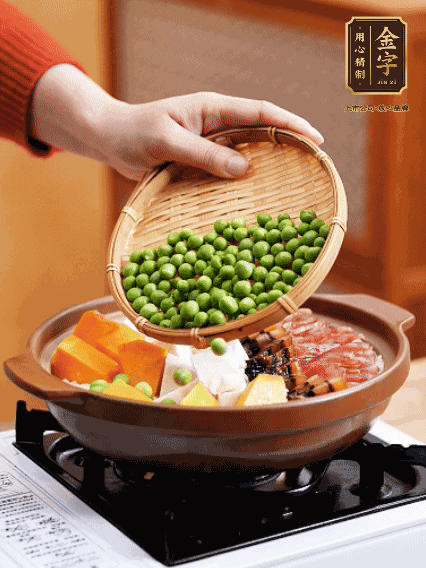 再鋪上臘腸、醬油肉、豌豆，小火煲6分鐘