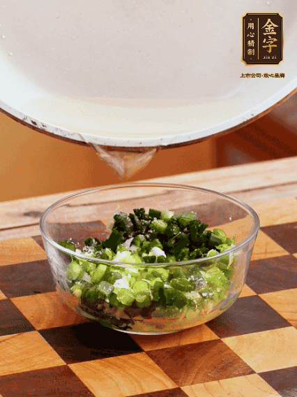 姜末、蔥末加鹽，潑熱油做成蔥姜醬