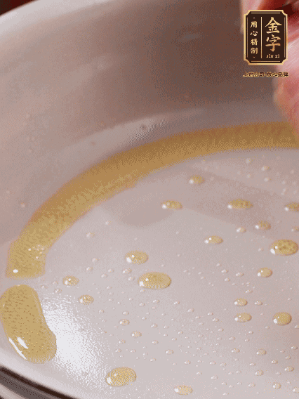 少許菜籽油，姜絲、咸肉煸出油脂香味