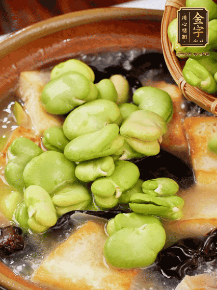 最后可以放豆瓣、木耳煮熟，依照個(gè)人口味加點(diǎn)鹽調(diào)味