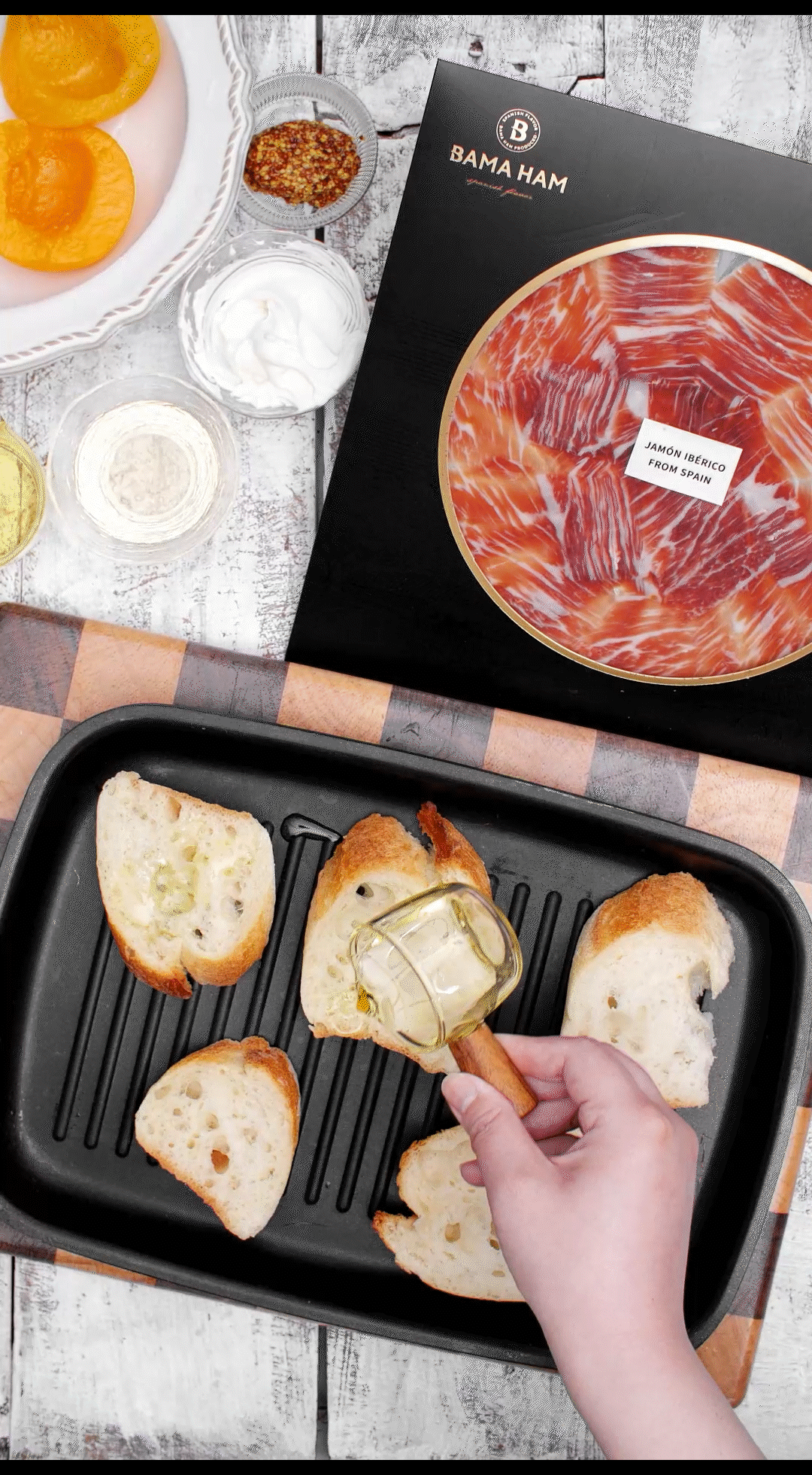 法棍切片淋上橄欖油復(fù)烤3分鐘