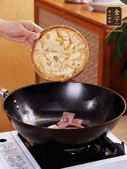 油熱，下蒜末、火腿煸炒出香味，再下筍片微微翻炒