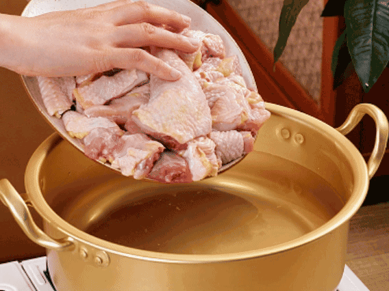 雞肉冷水下鍋，加蔥姜焯水
