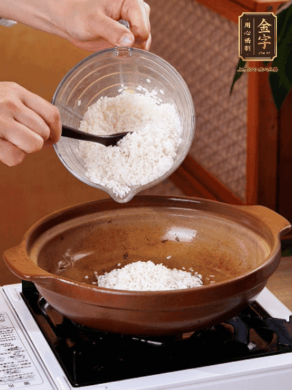 砂鍋中倒入煎羊肚菌的油，涂勻。加入提前浸泡過1小時(shí)的生米，再加入和生米齊平的水,,蓋蓋子，大火煮沸后轉(zhuǎn)小火煮至水分微干