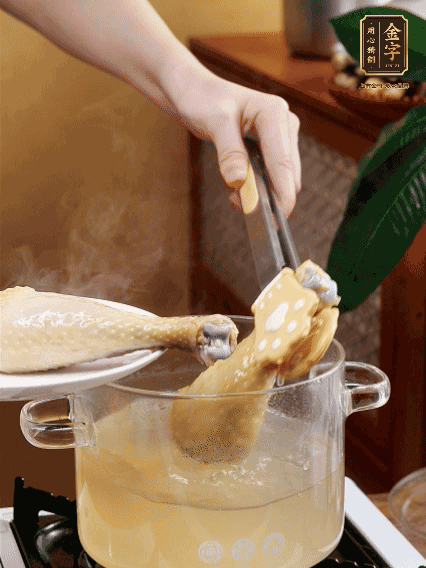 雞腿冷水下鍋，加蔥姜焯水，洗凈備用