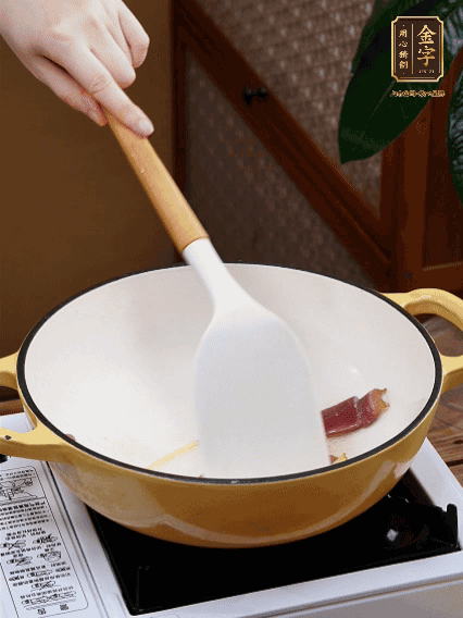 油熱，姜絲、火腿微微煸出香味