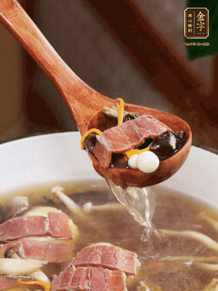 加羊肚菌、雞縱菌、蟲草花、海鮮菇、白玉菇再煮20分鐘