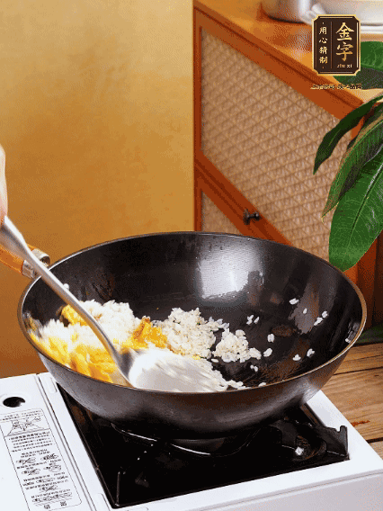 3個雞蛋攪成蛋液，下鍋煎至5成熟