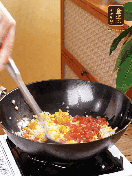 放隔夜飯攪散，加香腸，1勺生抽、半勺鹽調味。最后撒蔥花