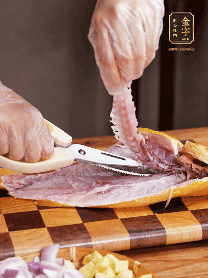 黃魚處理干凈，對半片開去骨，泡入蔥姜水、料酒、鹽調(diào)成的料汁中浸泡15分鐘，擦干水分