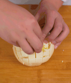 在縫隙里塞適量馬蘇里拉奶酪、再塞入淡火腿碎。