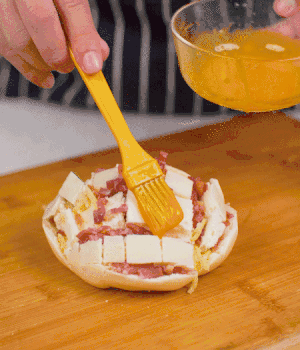 放在烤盤(pán)上，表面先刷一層玉米油，再刷一層蛋黃液。