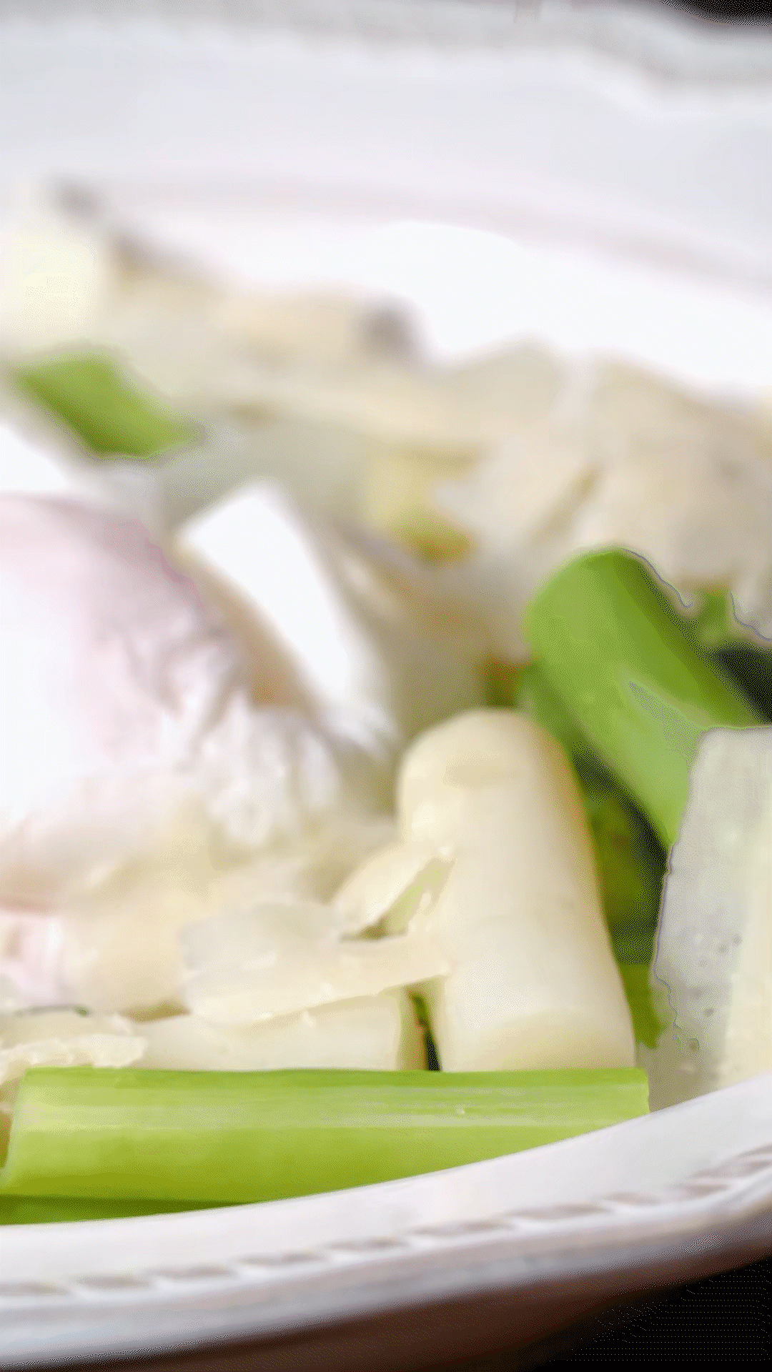 盤中放上蘆筍和雞蛋后，刨上適量干酪
