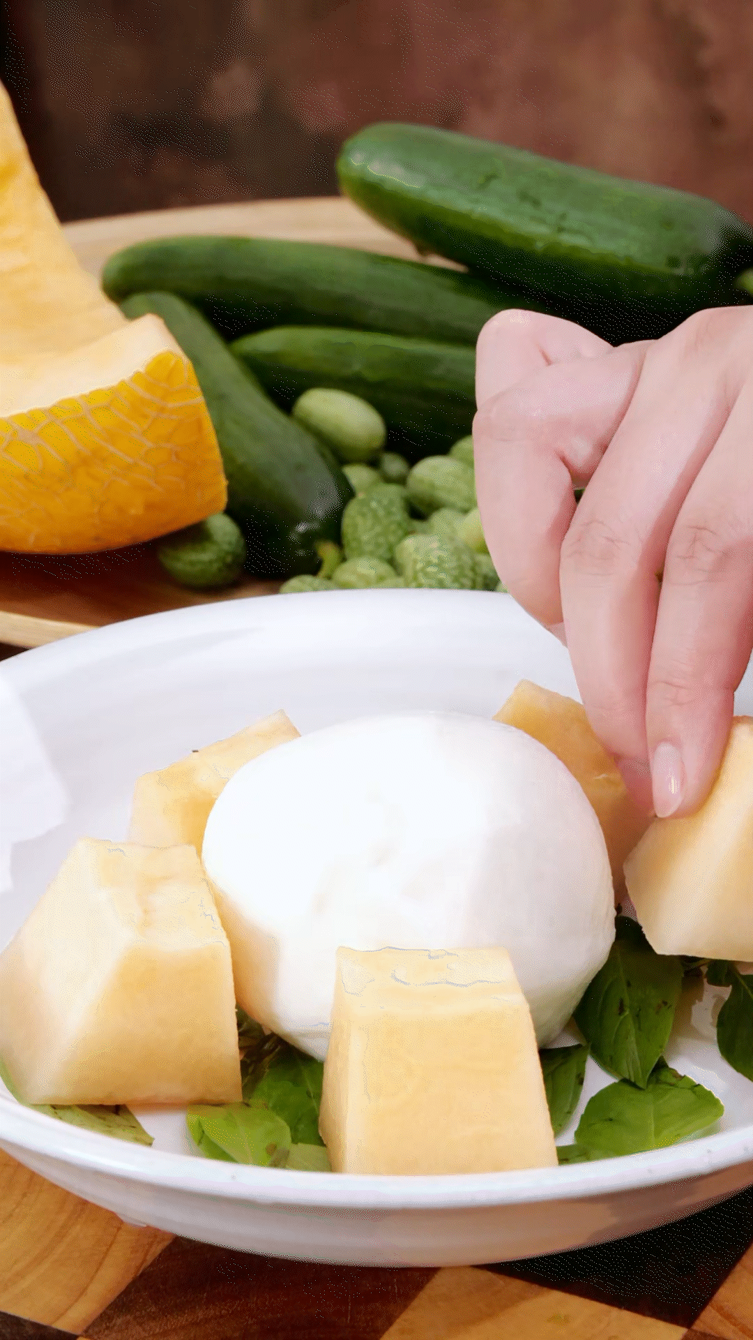 盤子底部放上羅勒葉
