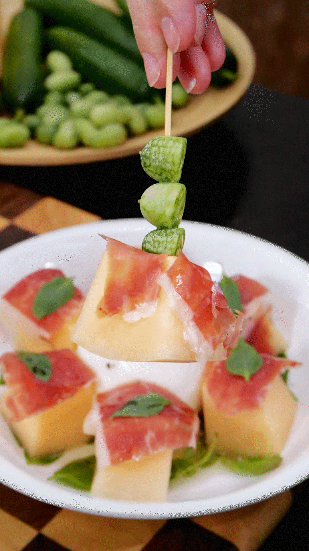 依次放上：布拉塔奶酪球、密瓜和巴瑪火腿