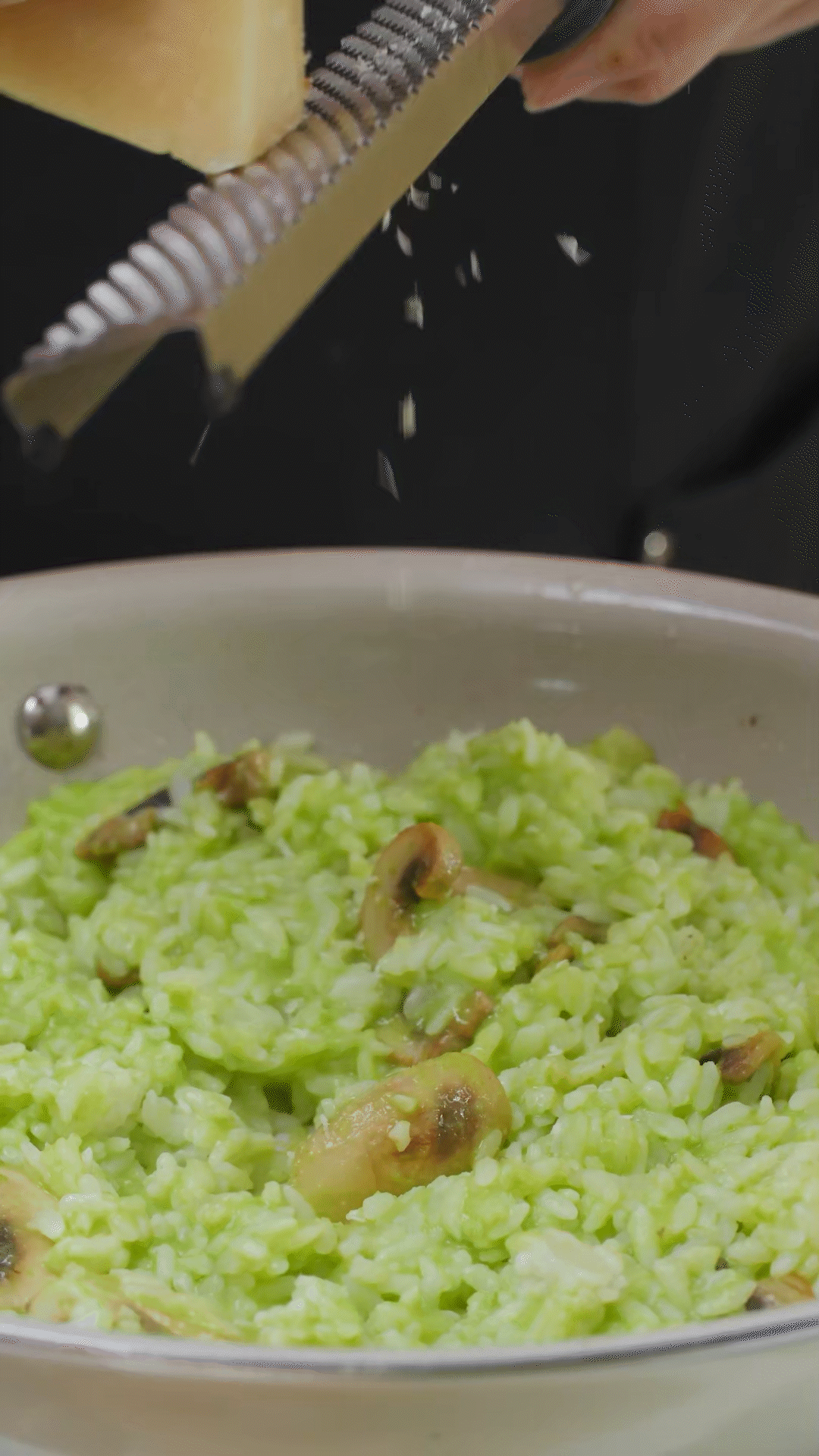 倒入豌豆泥、干酪、一塊黃油和黑胡椒海鹽調(diào)味
