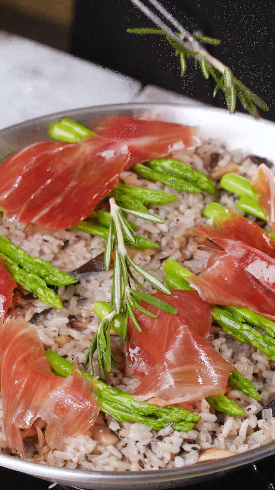 放上巴瑪火腿和蘆筍、點(diǎn)綴迷迭香、三色堇