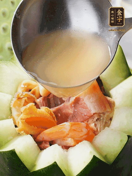 煮好后，盛入冬瓜盅。放入鍋中，可繼續(xù)燉煮，越燉越有味