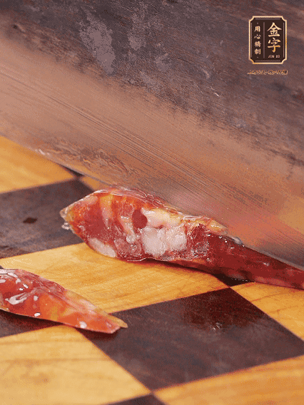 金字金華香腸切片，調(diào)制煲仔飯料汁：生抽2勺+蠔油1勺+1勺芝麻油+半勺糖