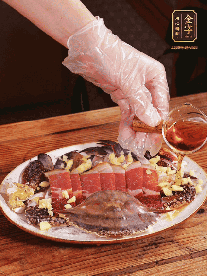 冷水上鍋蒸12分鐘（具體看蟹的大小），最后撒上蔥絲、澆上熱油即可