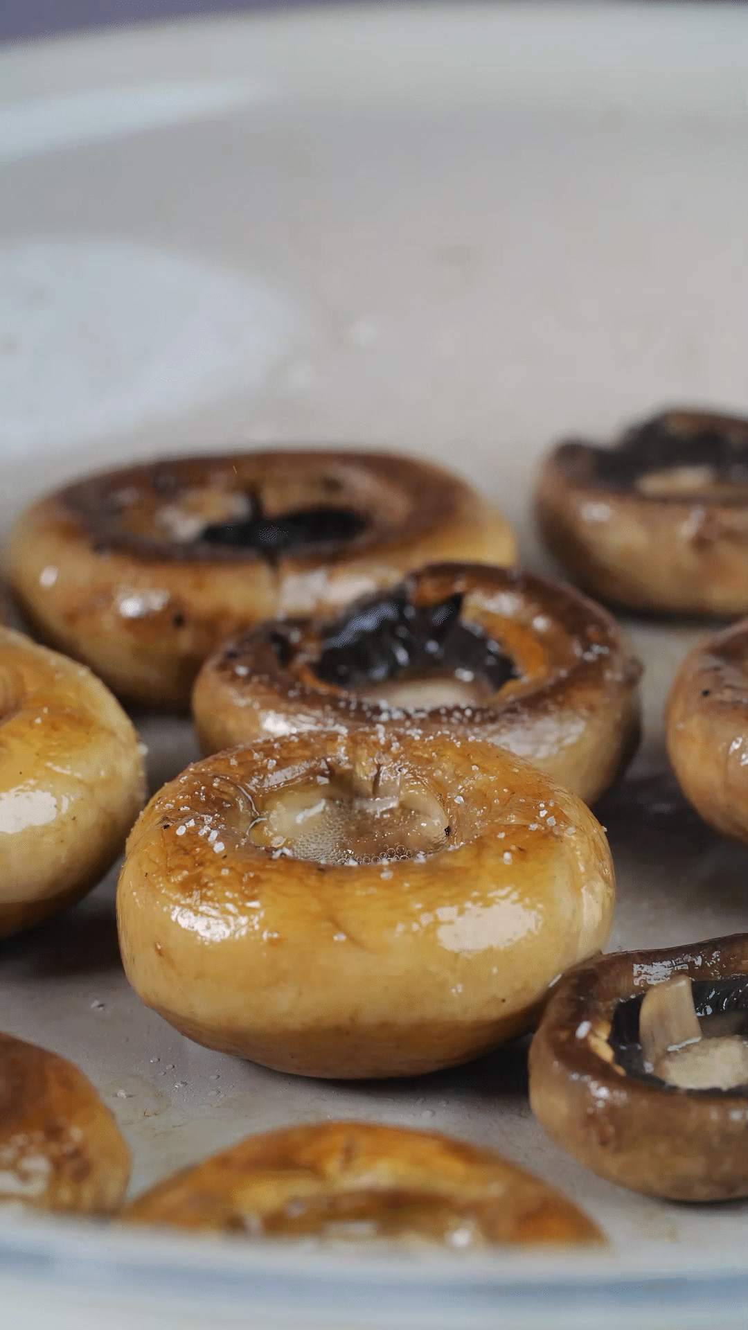 鍋內(nèi)放橄欖油，將口蘑煎至兩面微微焦黃，用黑胡椒海鹽調(diào)味