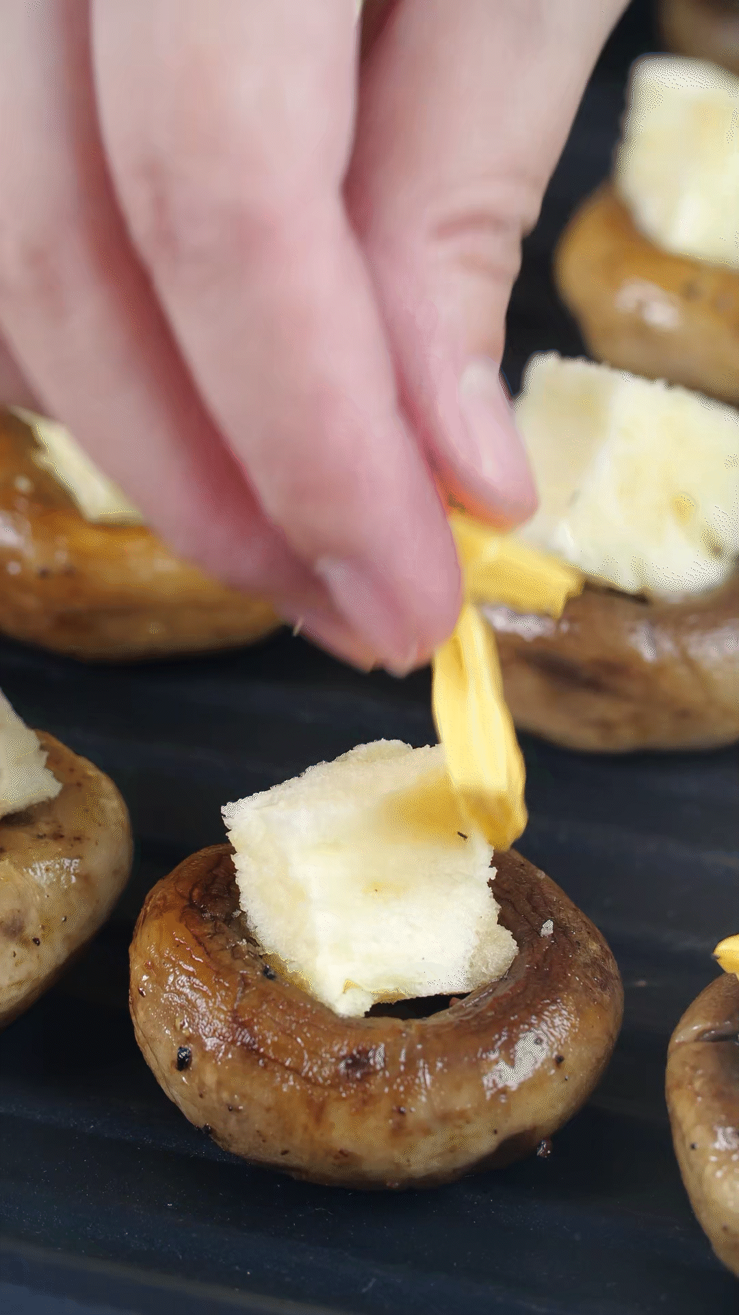 面包切小粒，放入口蘑凹處，蓋上芝士，烤箱180度烤10分鐘